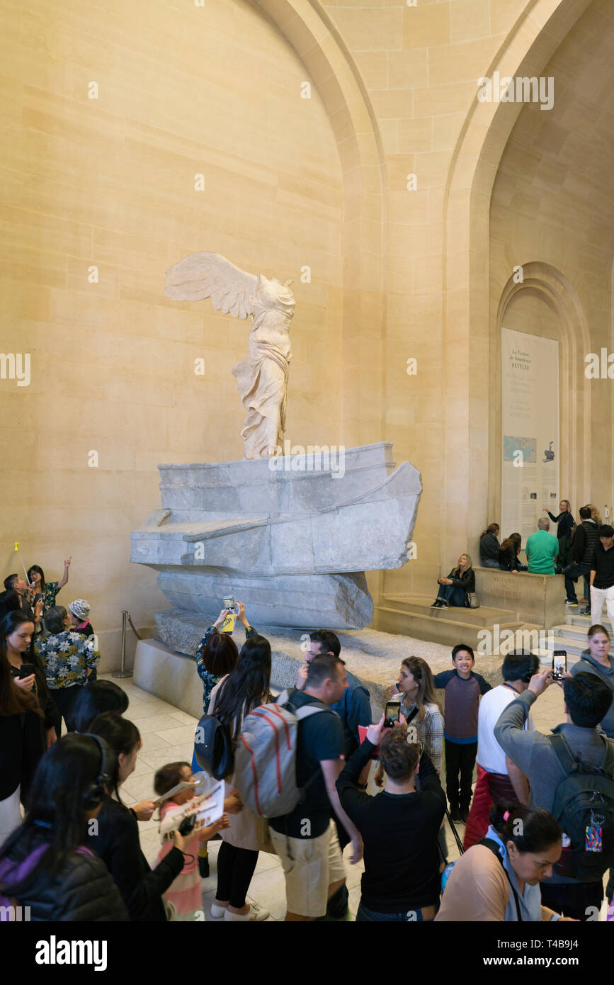 Parigi, Francia - 31 Marzo 2019: la gente su scale guardare la Vittoria Alata di Samotracia. Foto Stock