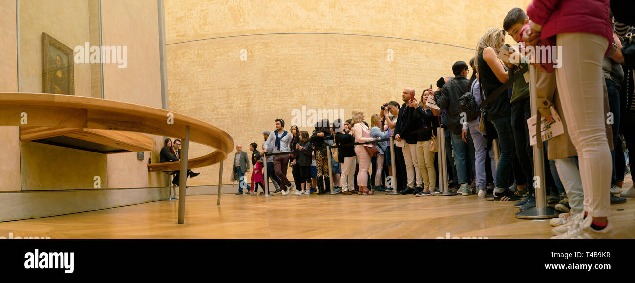 Parigi, Francia - 31 Marzo 2019: una folla di turisti osservare e fotografare su smartphone una foto di Leonardo da Vinci Foto Stock