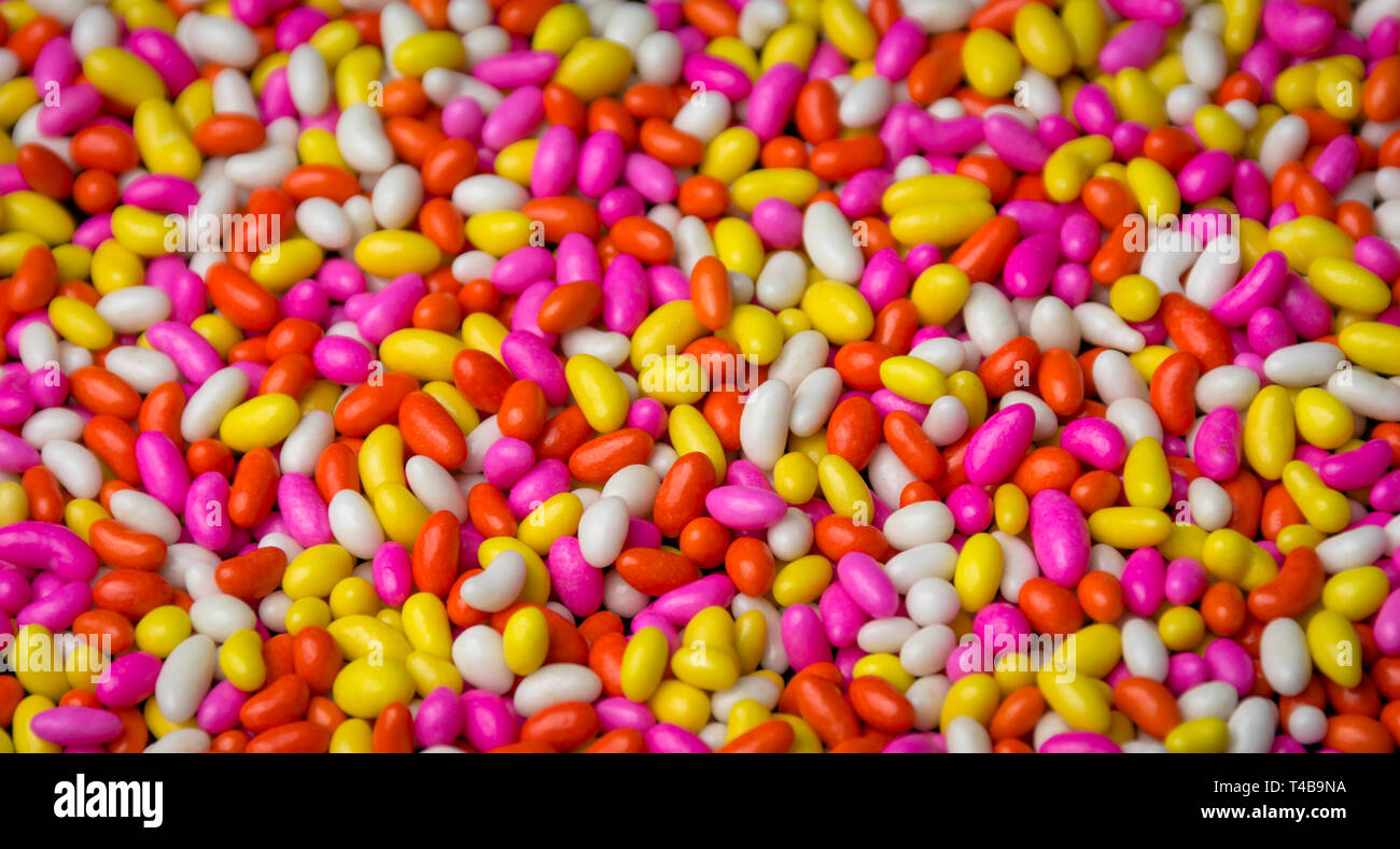 Coloratissima caramella dolce sfondo multicolore modello di cioccolato isolato con sfondo nero colorato sfondo HD Foto Stock