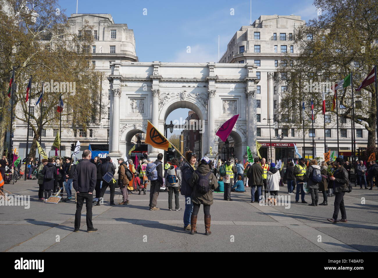 I manifestanti arrestare le strade attorno a Hyde Park e Oxford Street per protestare contro il cambiamento climatico. Hanno detto che continueranno a bloccare le strade fino a quando il governo è in grado di ascoltare le loro richieste. Foto Stock