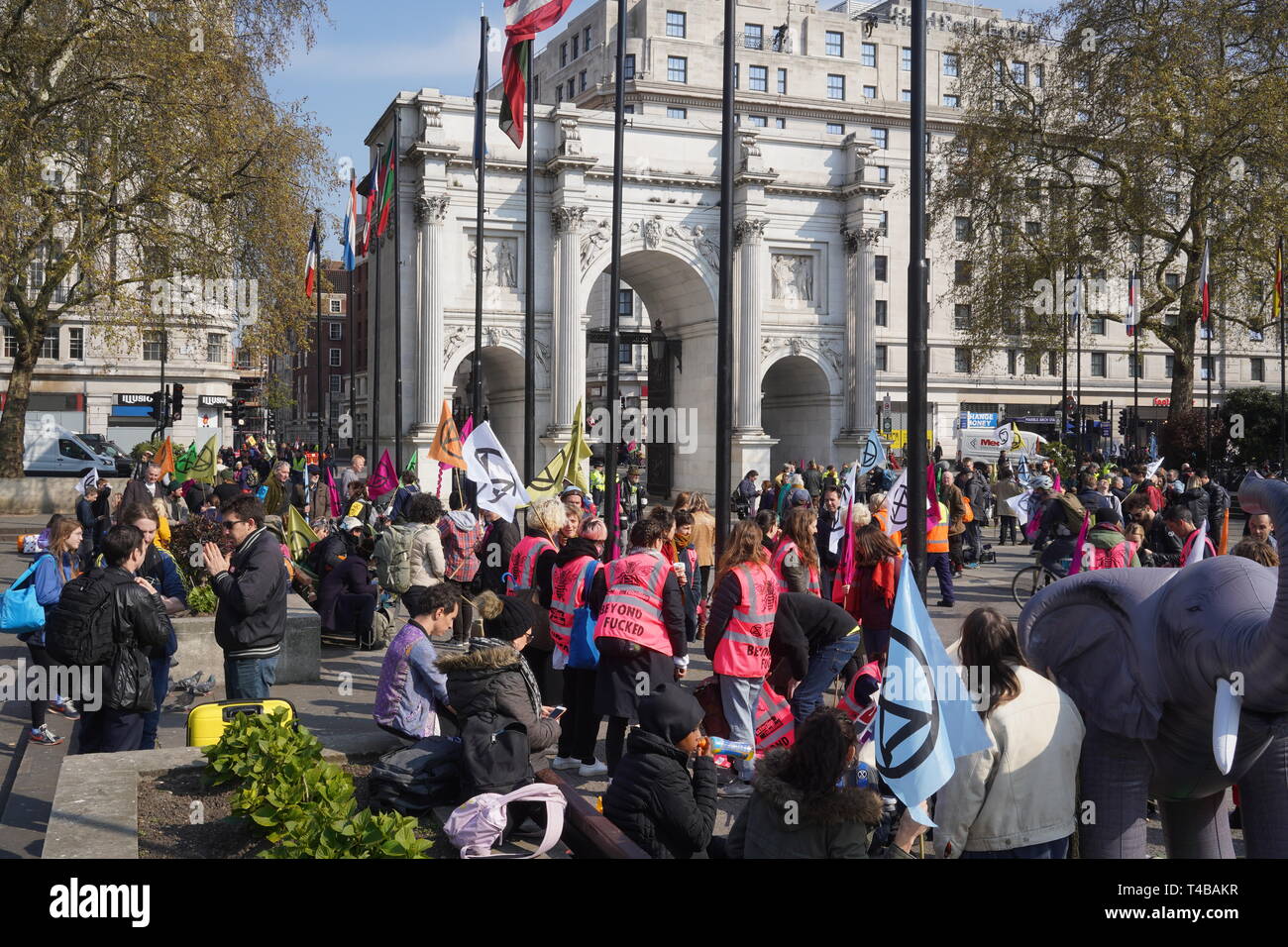 I manifestanti arrestare le strade attorno a Hyde Park e Oxford Street per protestare contro il cambiamento climatico. Hanno detto che continueranno a bloccare le strade fino a quando il governo è in grado di ascoltare le loro richieste. Foto Stock