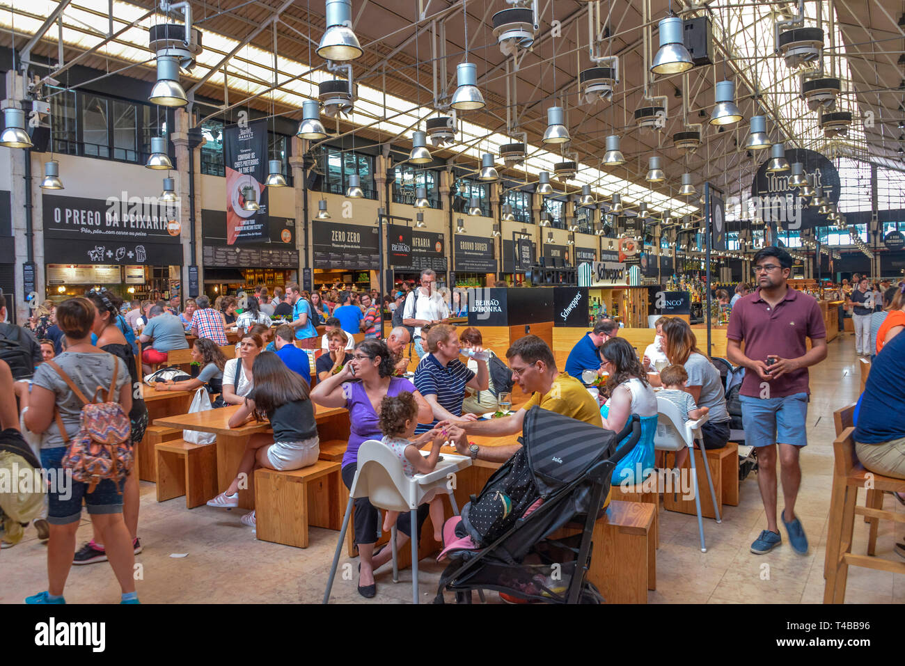 Markthalle Mercado da Ribeira, Avenida 24 de Julho, Lisbona, Portogallo Foto Stock