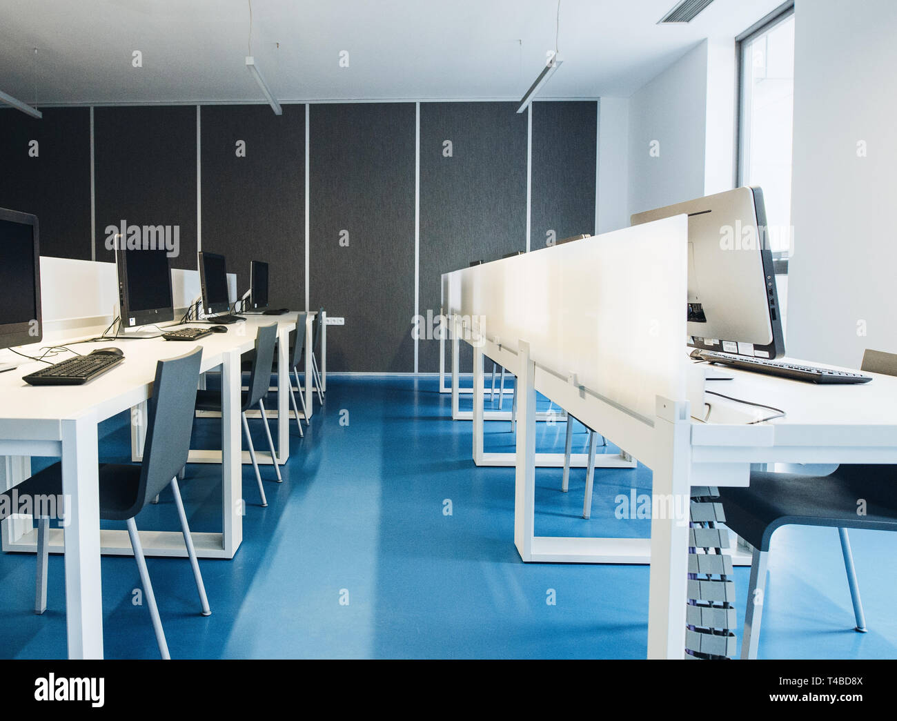 Un interno di una moderna e spaziosa sala computer in una libreria o in un ufficio. Foto Stock