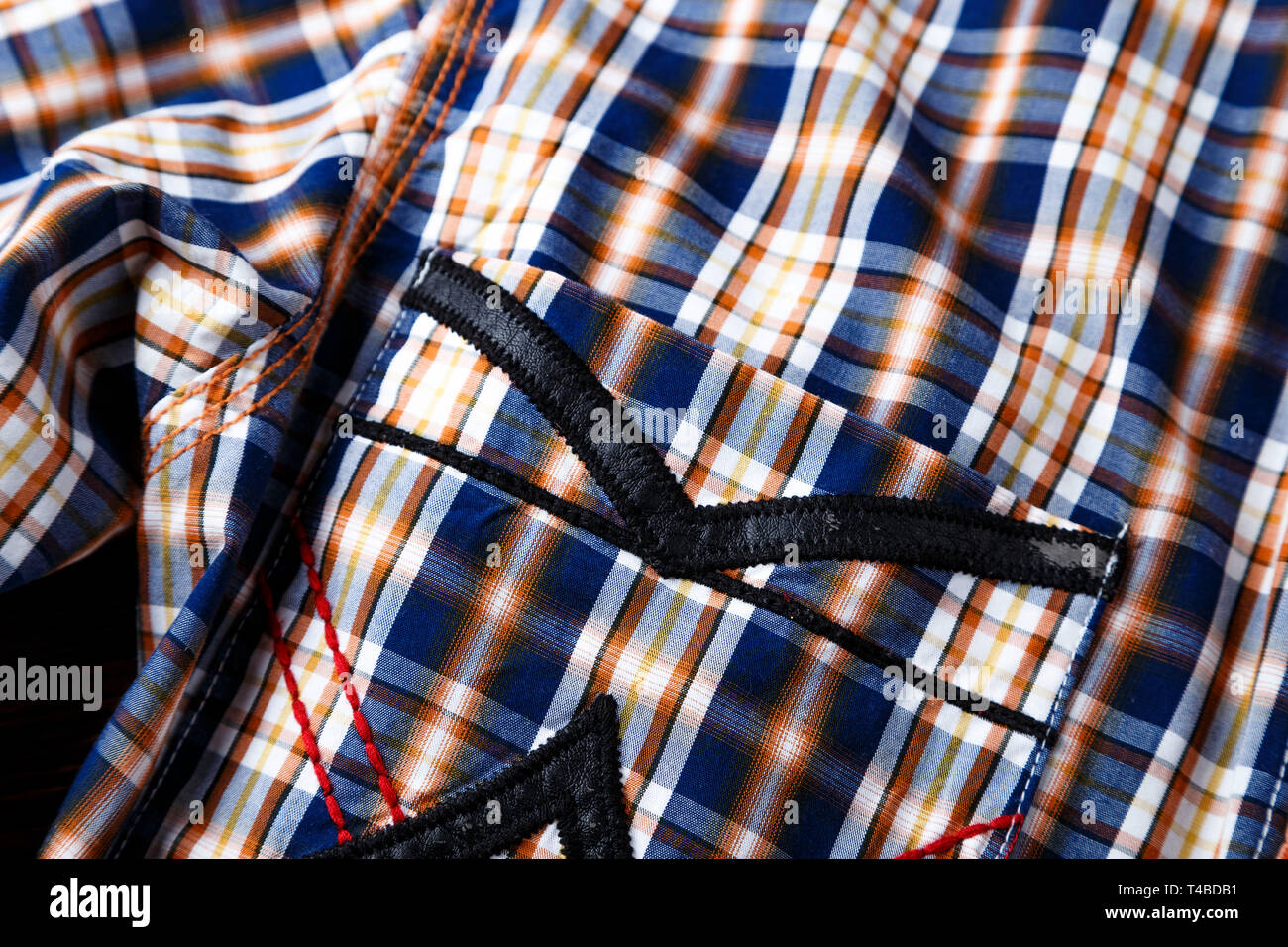 Tasca di una camicia in una gabbia. close-up. spazio per il testo Foto Stock