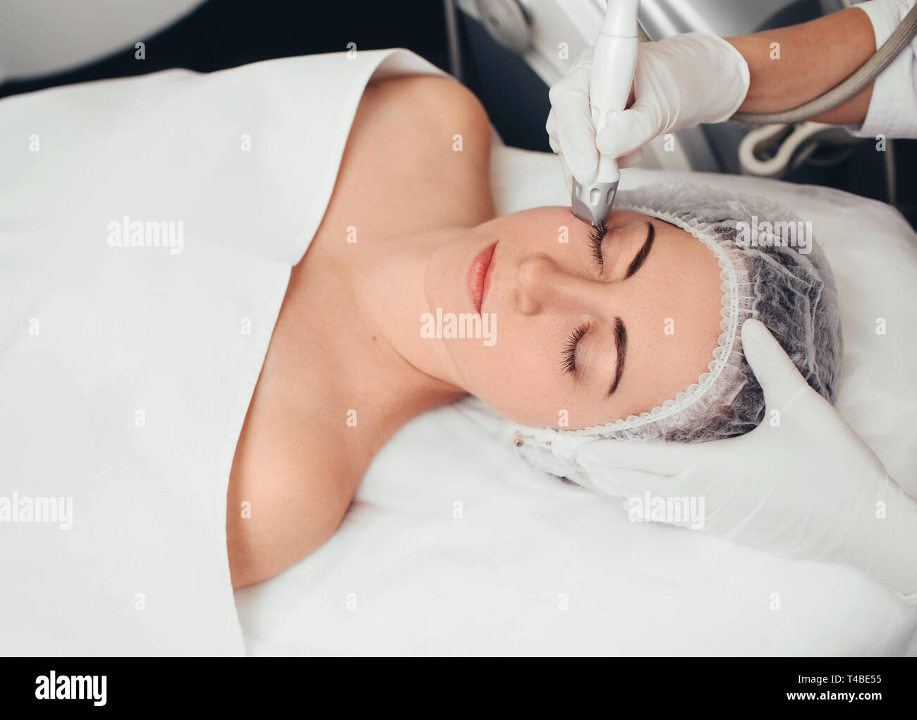 Procedura di rinnovo di pelle , no-ago alta frequenza mesoterapia.parte di una serie Foto Stock