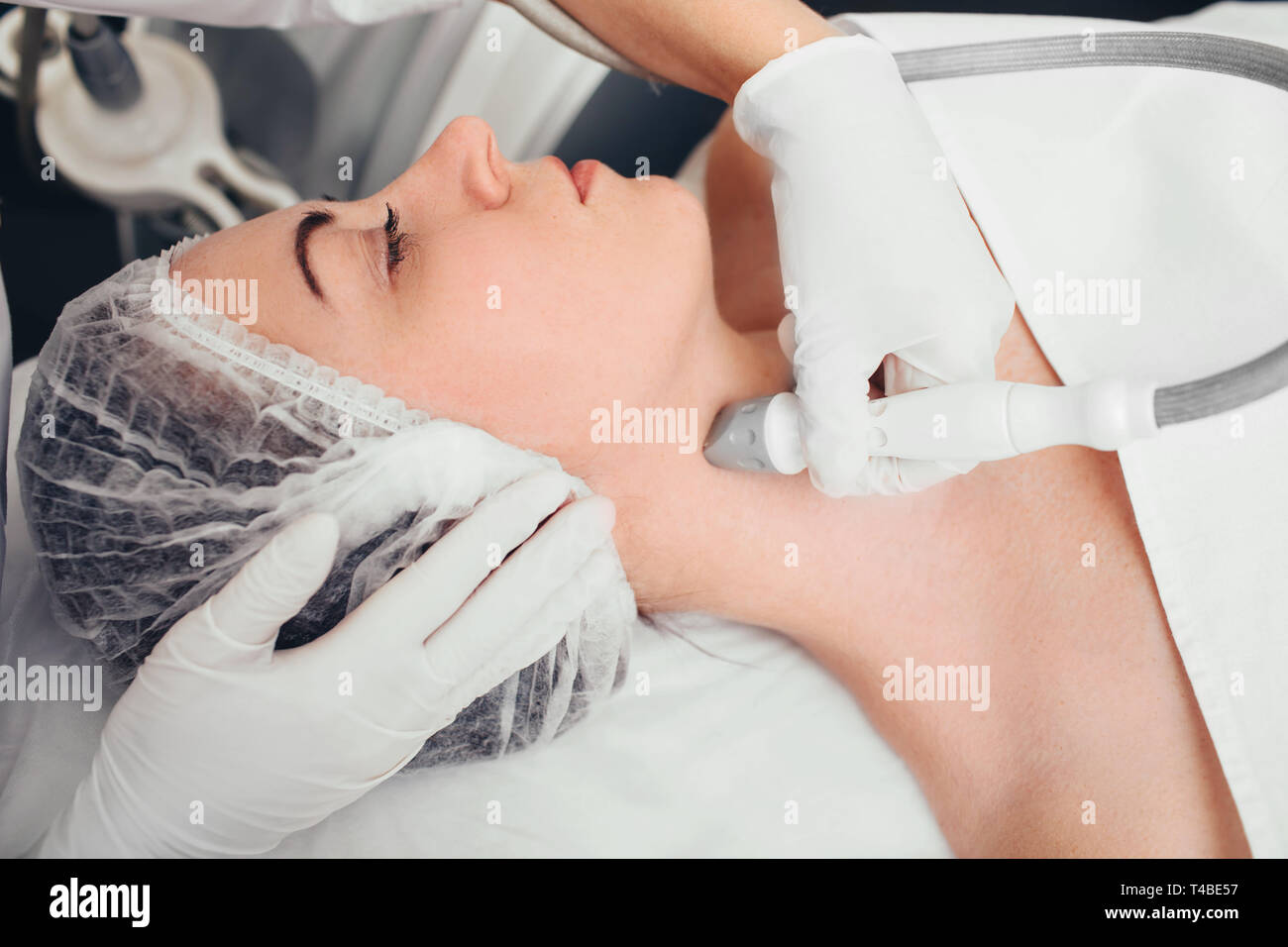 Procedura di rinnovo di pelle , no-ago alta frequenza mesoterapia.parte di una serie Foto Stock