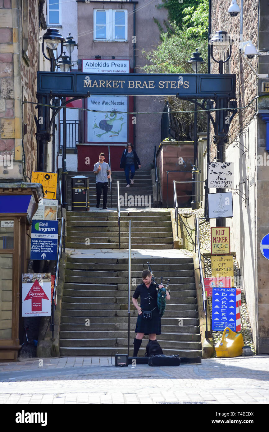 Scottish bagpiper al di sotto del mercato Brae passi, Inverness, Highland, Scotland, Regno Unito Foto Stock
