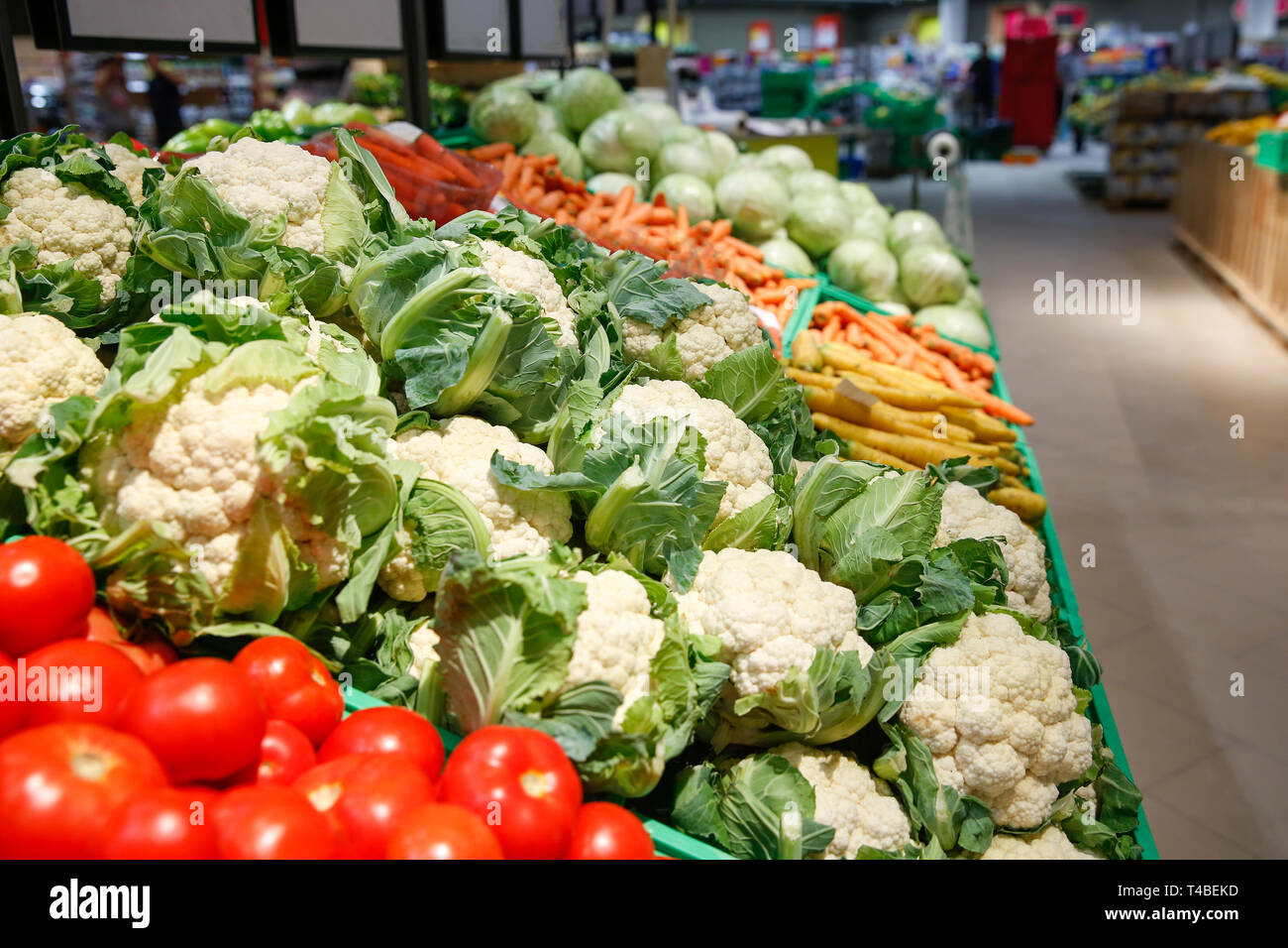 Disimballato, verdure fresche in un self-service supermercato. Zero-movimento dei rifiuti e della filosofia di un commercio sostenibile e organica concezione di generi alimentari. Foto Stock