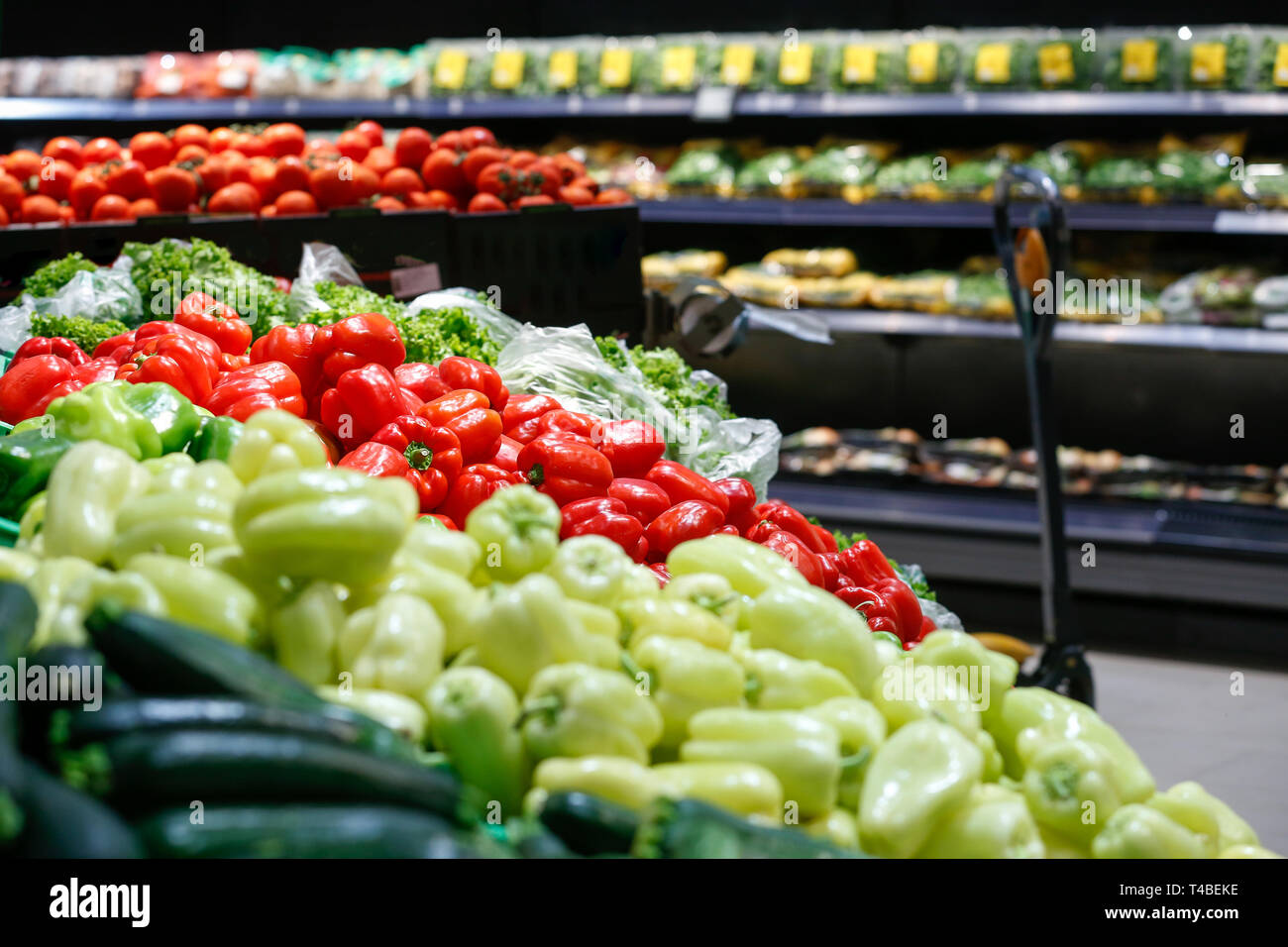 Disimballato, verdure fresche in un self-service supermercato. Zero-movimento dei rifiuti e della filosofia di un commercio sostenibile e organica concezione di generi alimentari. Foto Stock