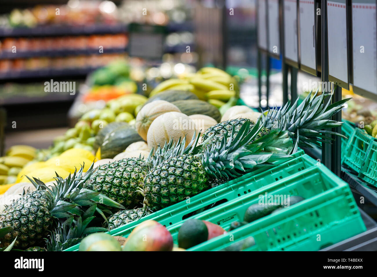 Disimballato, freschi frutti esotici in un self-service supermercato. Zero-movimento dei rifiuti e della filosofia di un commercio sostenibile e organica concezione di generi alimentari. Foto Stock