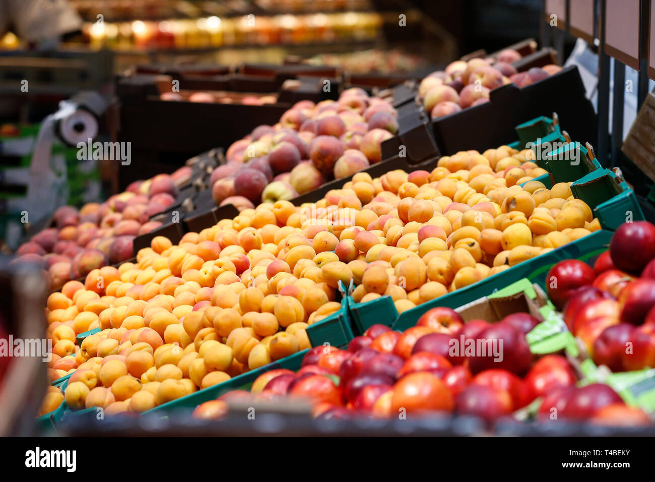 Disimballato, frutta fresca in un self-service supermercato. Zero-movimento dei rifiuti e della filosofia di un commercio sostenibile e organica concezione di generi alimentari. Foto Stock