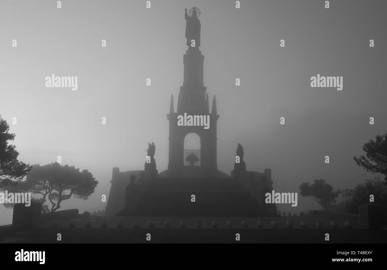 Santuari de Sant Salvador, misty,freddo, foggy inverno mattina, Felanitx, Mallorca, Spagna. Foto Stock
