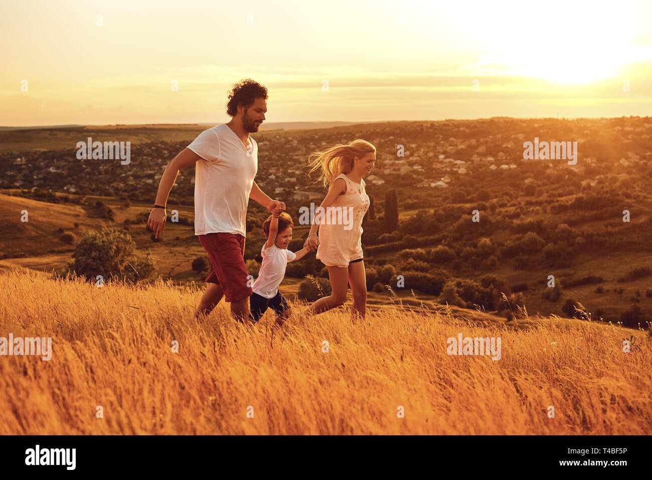 La famiglia felice avendo divertimento Passeggiate in natura. Foto Stock