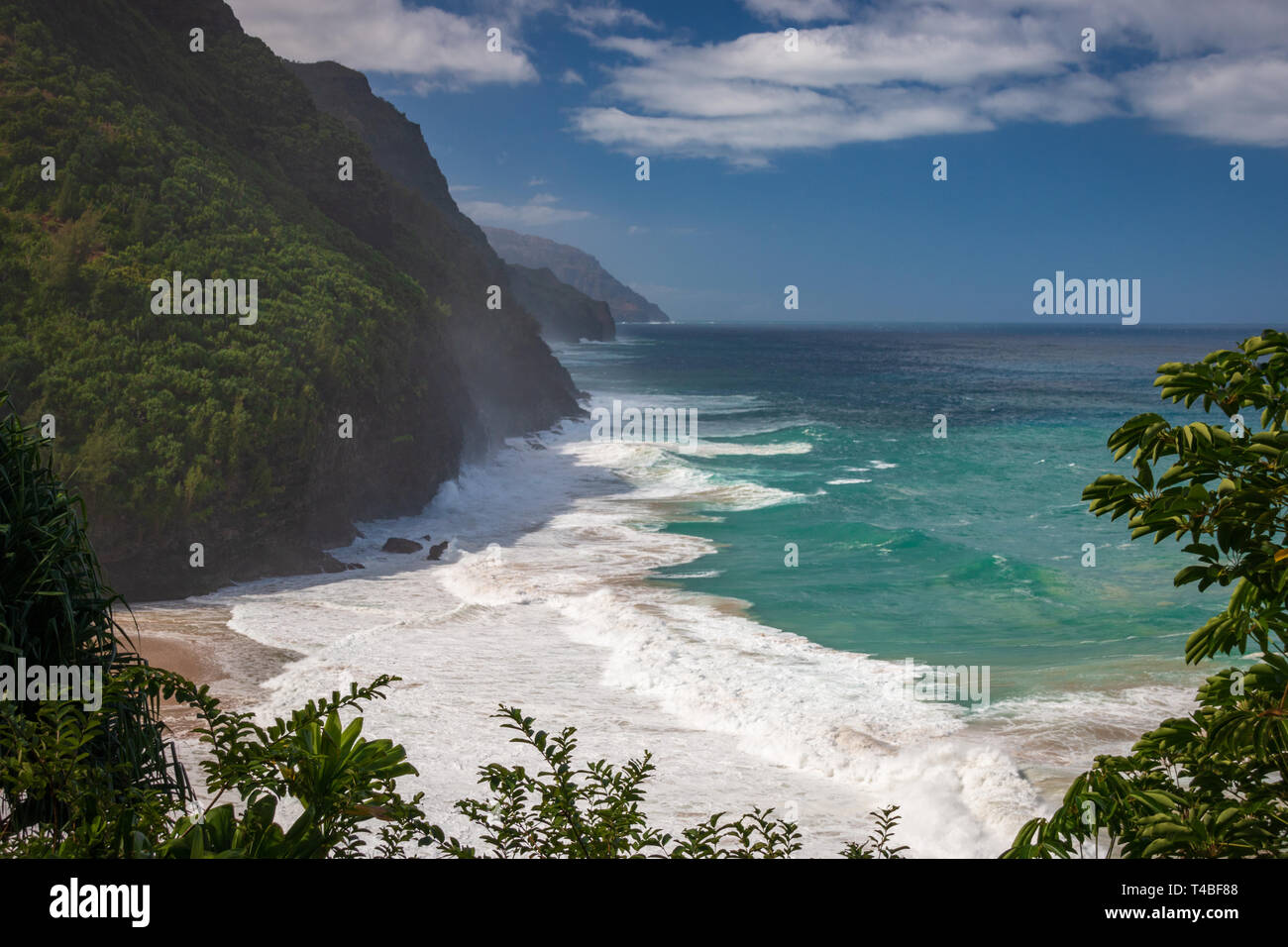 Bella e pericolosa Hanakapiai Beach visto da Kalalau Trail escursioni sull'isola hawaiana di Kauai, STATI UNITI D'AMERICA Foto Stock