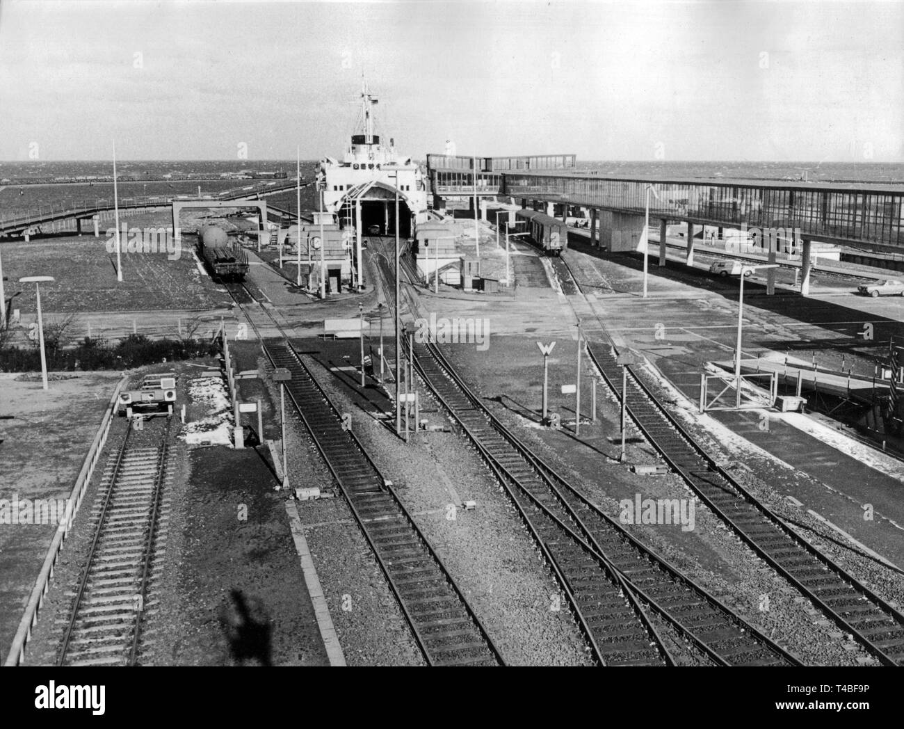 La stazione del traghetto Puttgarden sull'isola Fehmarn il 16 aprile 1971. | Utilizzo di tutto il mondo Foto Stock