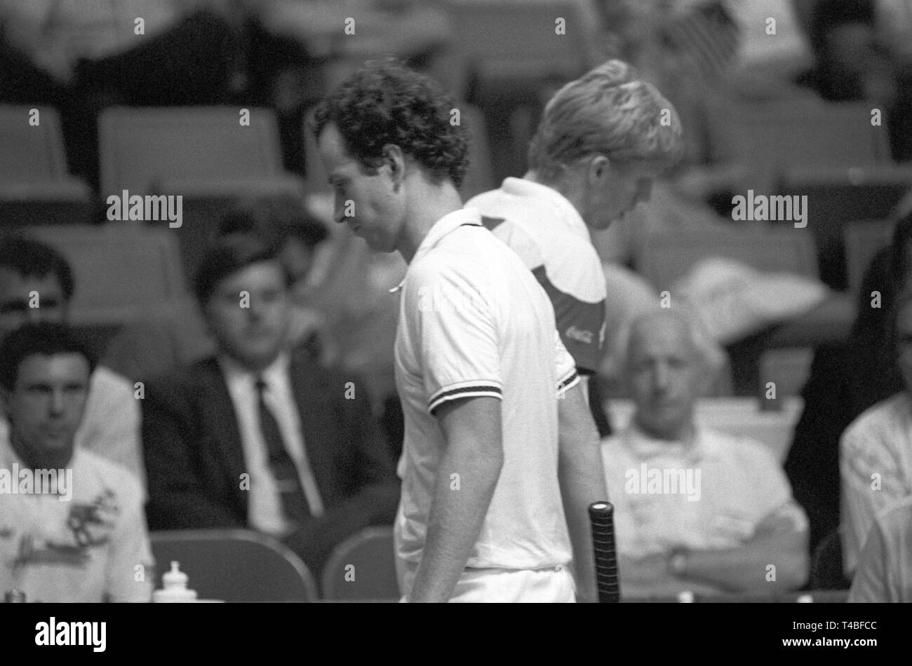 Davis-Cup: tedesco giocatore di tennis Boris Becker (r) e il suo avversario statunitense John McEnroe (l) presso il Centro Civico di Hartford in Massachusetts il 24 luglio 1987. Becker ha vinto dopo 6 ore e 39 minuti. | Utilizzo di tutto il mondo Foto Stock