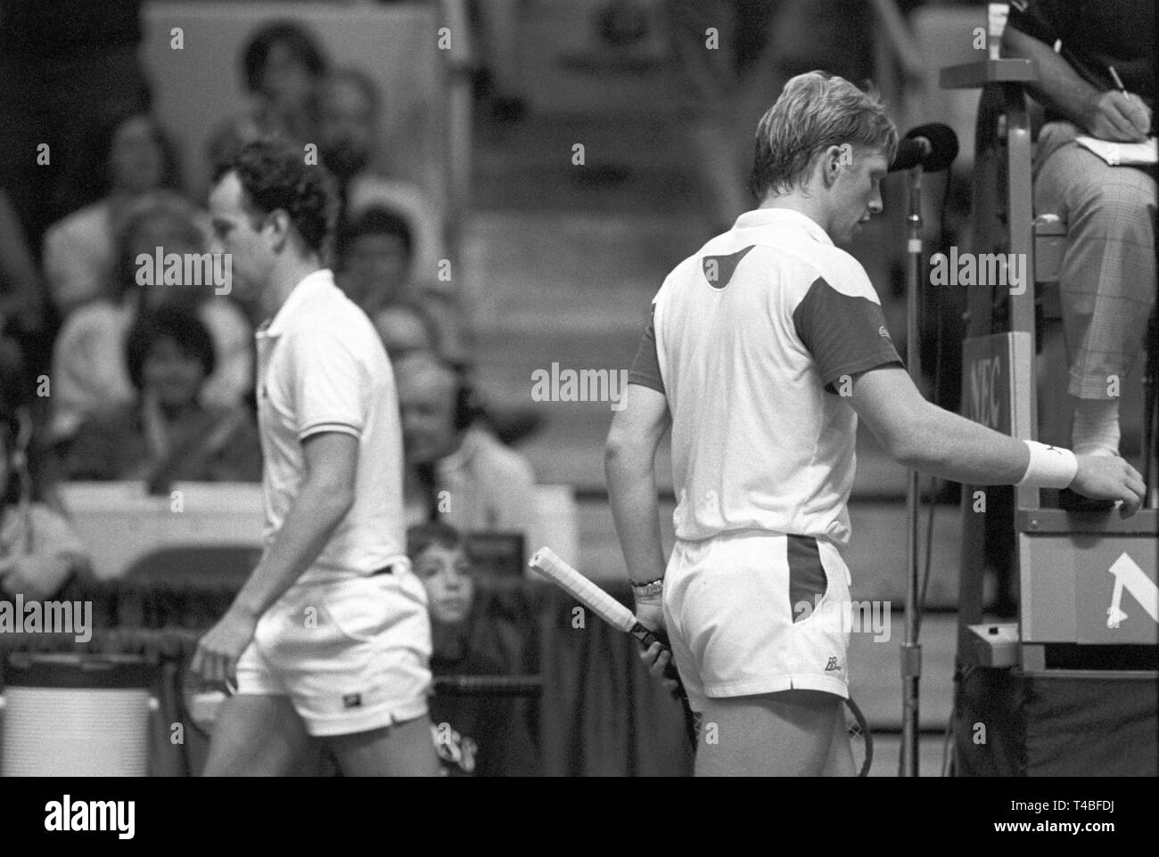 Davis-Cup: tedesco giocatore di tennis Boris Becker (r) e il suo avversario statunitense John McEnroe (l) presso il Centro Civico di Hartford in Massachusetts il 24 luglio 1987. Becker ha vinto dopo 6 ore e 39 minuti. | Utilizzo di tutto il mondo Foto Stock
