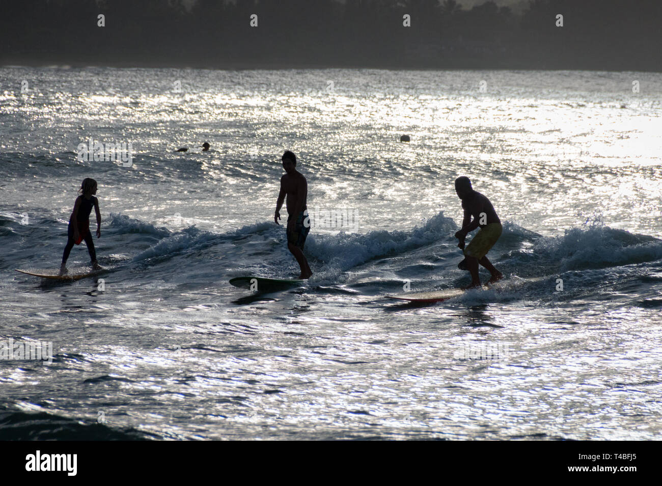 Surfer godendo le onde a Waioli Beach Park, Hanalei Bay sull'isola hawaiana di Kauai, STATI UNITI D'AMERICA Foto Stock