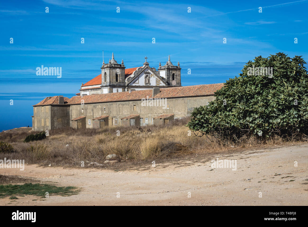 Chiesa del XV secolo e il Santuario di Nossa Senhora do Cabo su Cabo Espichel cape sulla costa occidentale nei pressi di Seisimbra città in Portogallo Foto Stock