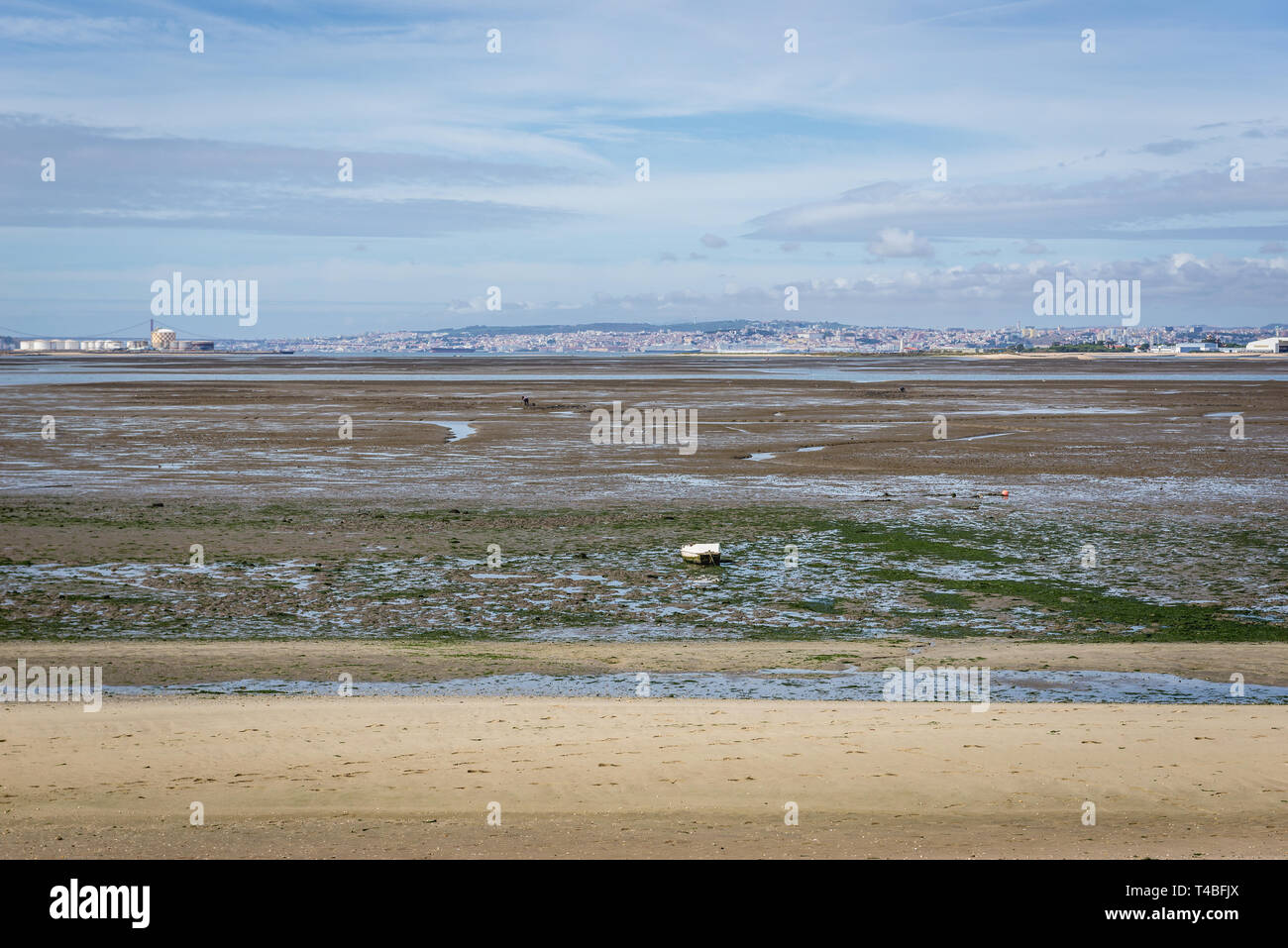 Acqua bassa del fiume Tago visto dalla spiaggia nella località di Rosario della parrocchia di Gaio-Rosario, Foto Stock