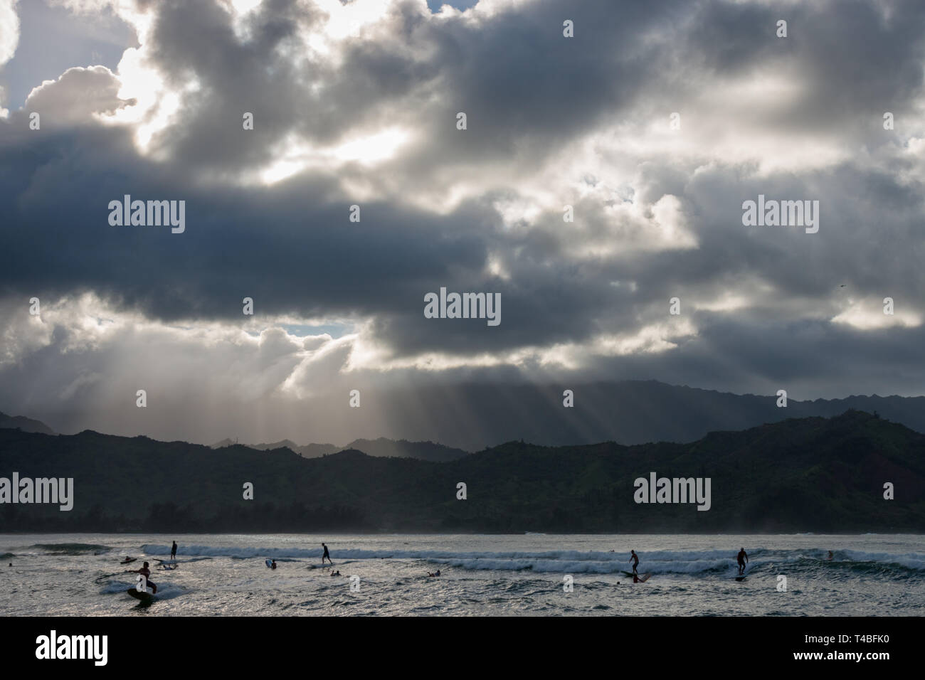 La vita in spiaggia su un pomeriggio al Waioli Beach Park, Hanalei Bay sull'isola hawaiana di Kauai, STATI UNITI D'AMERICA Foto Stock