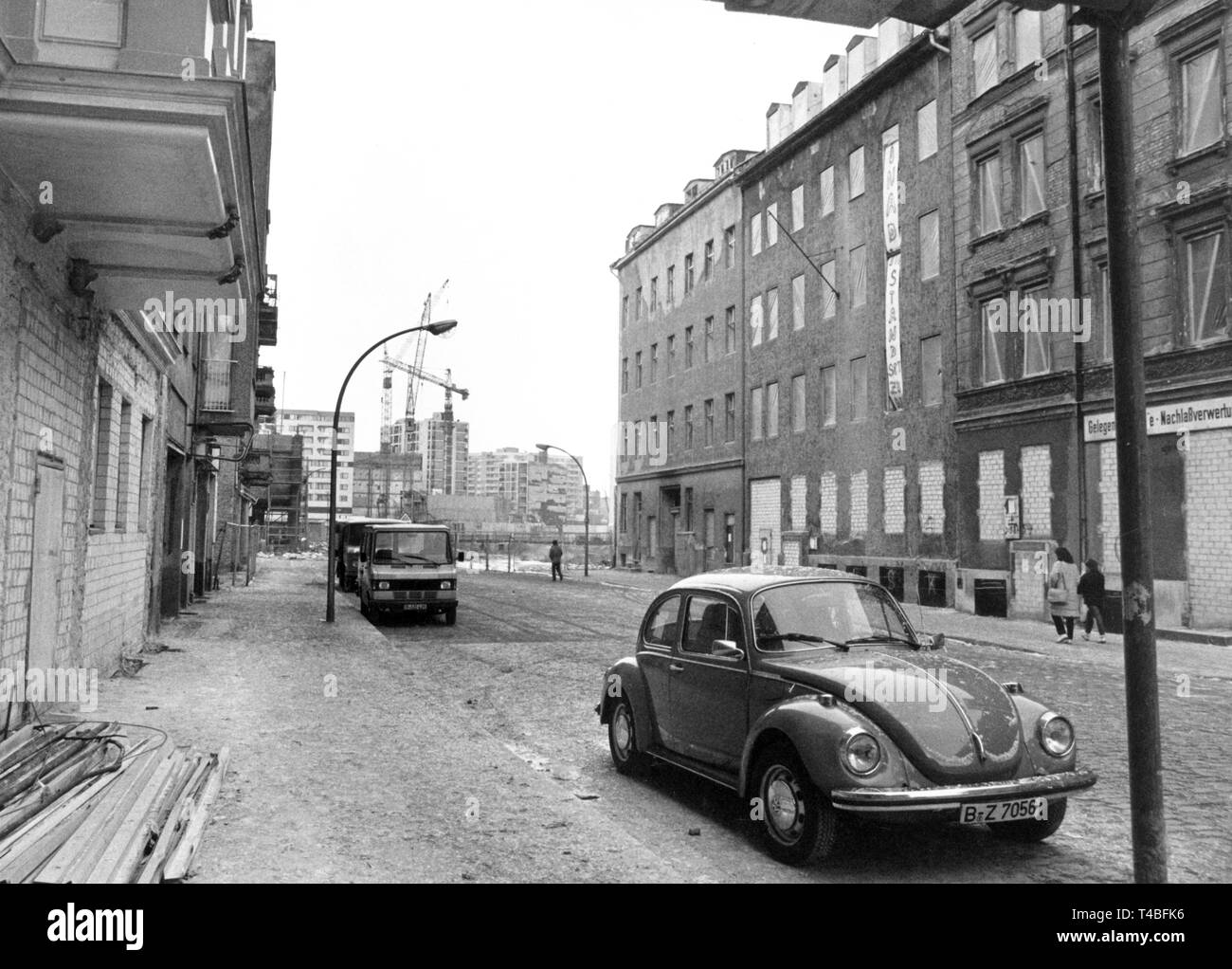 Visualizzare il 24 febbraio 1981 in Admiralstraße a Berlino-Kreuzberg. Sulla sinistra sono ripristinati vecchi edifici, sulla destra sono occupati demolizione case, nel mezzo è la vista degli edifici di nuova costruzione a Kottbusser Tor. | Utilizzo di tutto il mondo Foto Stock