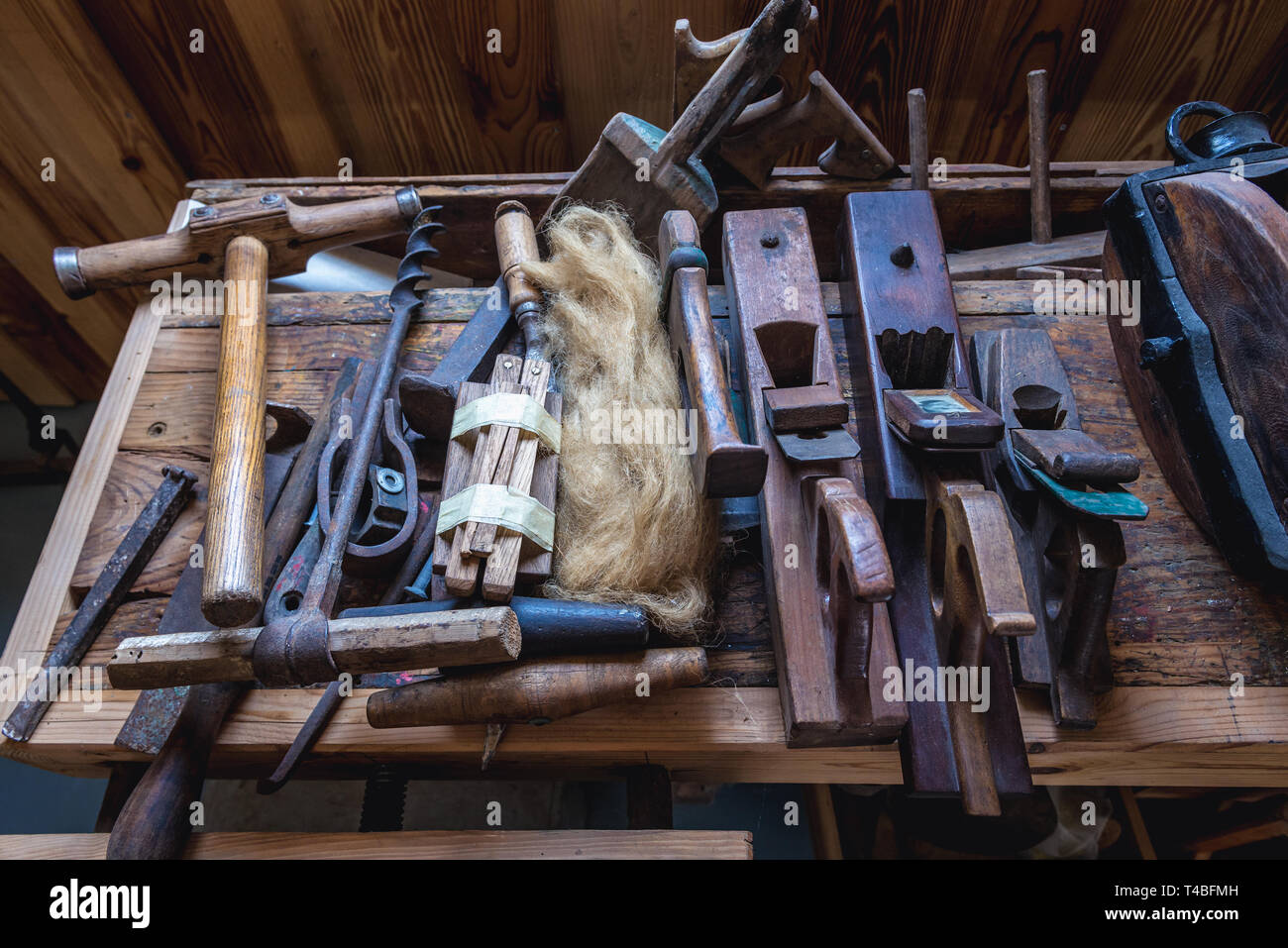 Vecchi strumenti in cantiere in cui i tradizionali fiume Tago barche sono costruiti e riparati in Sarilhos Pequenos village a moita, Portogallo Foto Stock