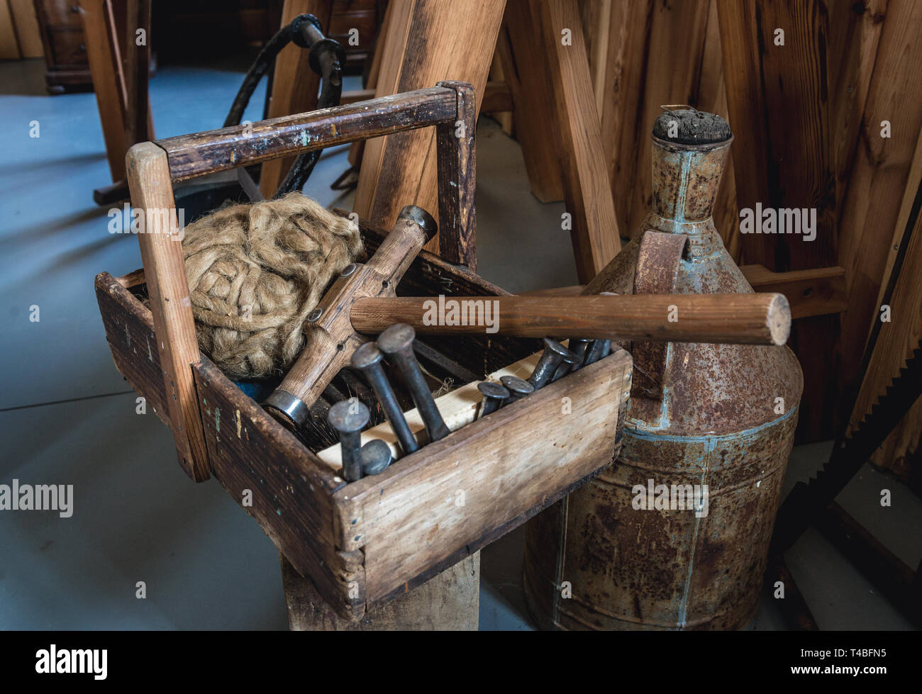 Vecchi strumenti in cantiere in cui i tradizionali fiume Tago barche sono costruiti e riparati in Sarilhos Pequenos village a moita, Portogallo Foto Stock