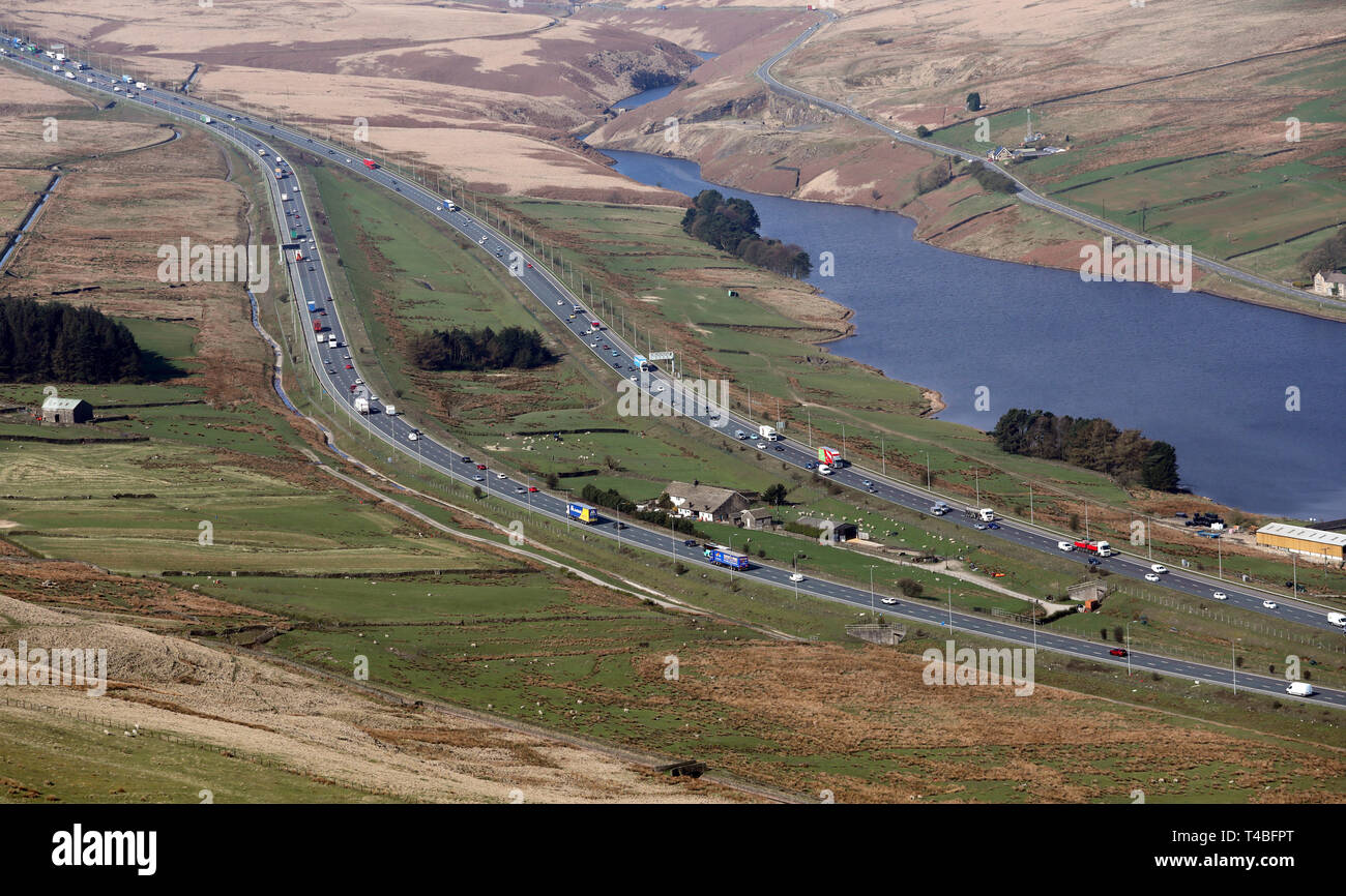 Vista aerea di Stott Hall Farm, Rishworth,nel mezzo dell'autostrada M62 Foto Stock