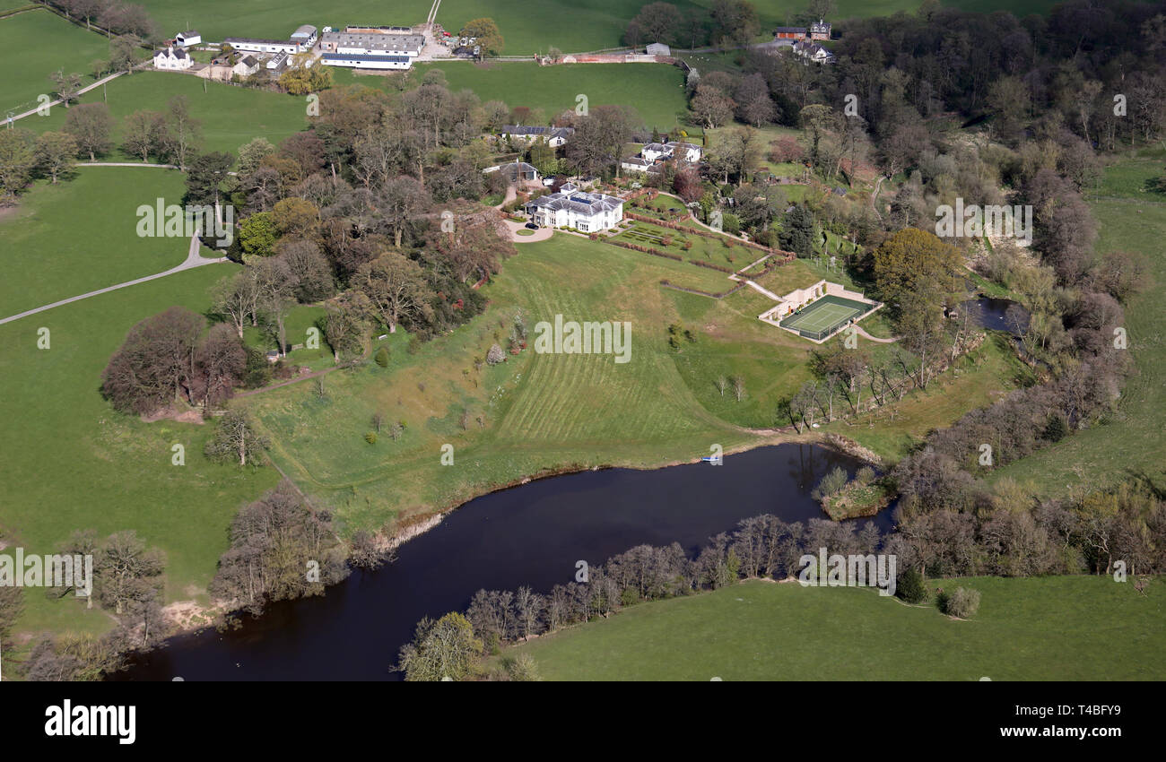 Vista aerea di una grande casa privata con campi da tennis stagno di pesce di lago vicino a Congleton, Cheshire Foto Stock