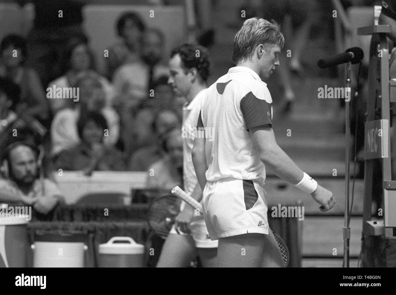 Davis-Cup: tedesco giocatore di tennis Boris Becker (r) e il suo avversario statunitense John McEnroe (l) presso il Centro Civico di Hartford in Massachusetts il 24 luglio 1987. Becker ha vinto dopo 6 ore e 39 minuti. | Utilizzo di tutto il mondo Foto Stock