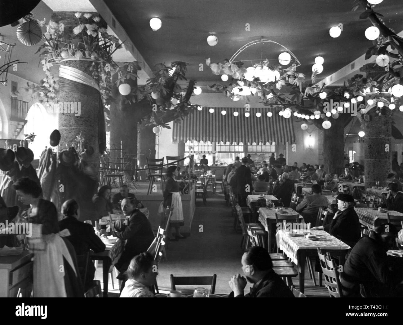 Vista in già completato la parte all'interno del Mathäser-Complex a Stachus a Monaco di Baviera nel 1957 il complesso Mathäser ospiterà il più grande beer bar in Europa dopo il suo completamento. | Utilizzo di tutto il mondo Foto Stock