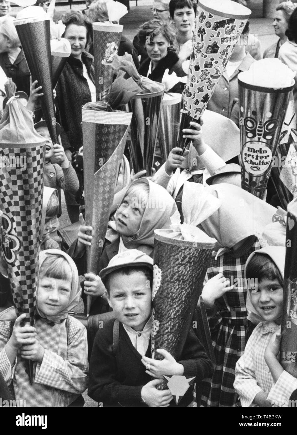 Antipasti scuola con le loro madri sul loro primo giorno di scuola (07.09.1967). Essi hanno ricevuto i cappucci gialli da la sicurezza stradale in modo da renderle visibili per i conducenti e naturalmente la tradizionale Schultuete, Grande cornetti fatti di cartone riempito con i dolci. +++(c) dpa - Relazione+++ | Utilizzo di tutto il mondo Foto Stock
