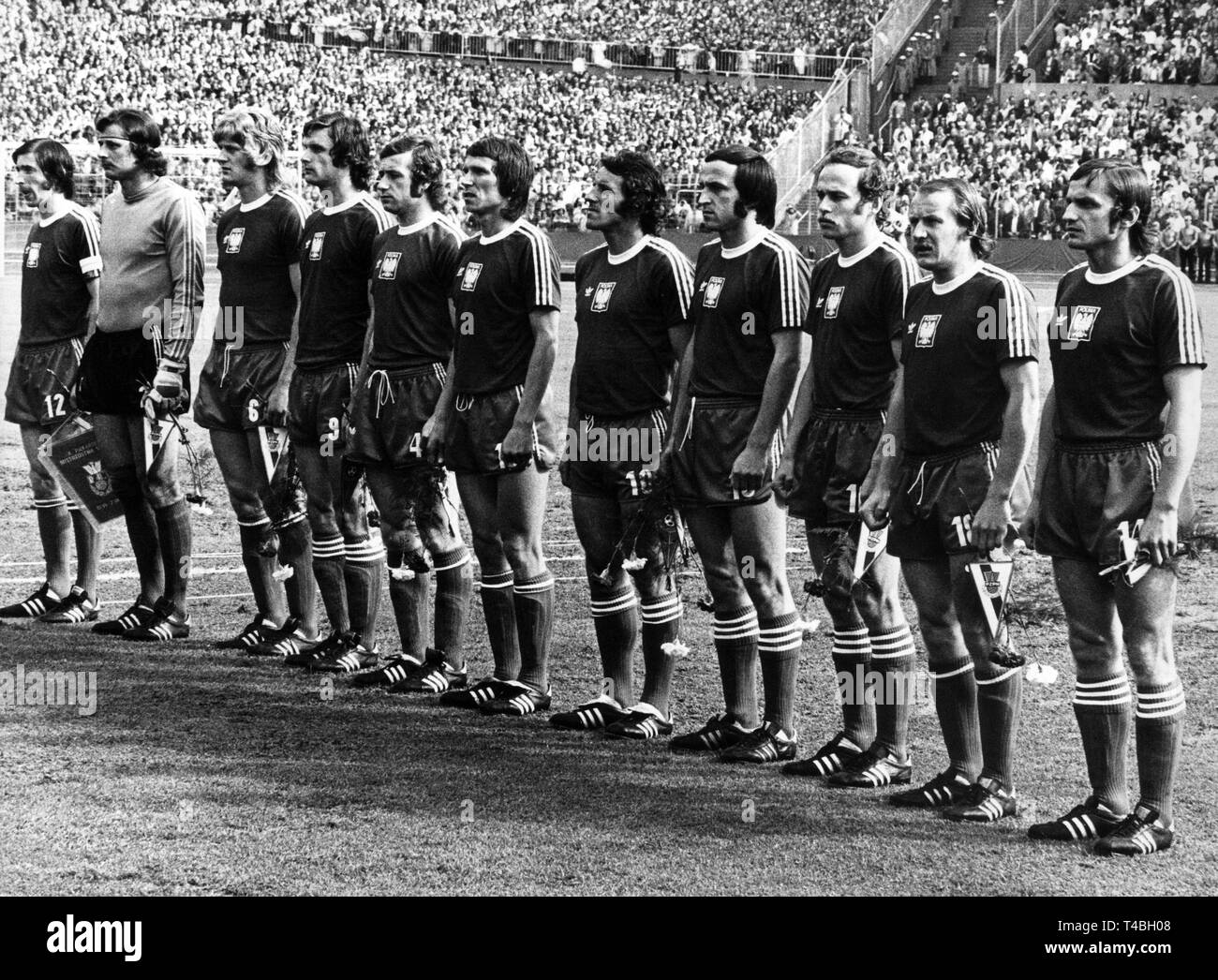 I giocatori della Nazionale Polacca di Calcio team stand in file per l'inno prima dell'inizio del 1974 World Cup Soccer Game Germania contro la Polonia a Francoforte sul Meno, Germania, 3 luglio 2003. Da L: Kazimierz Deyna, Jan Tomaszewski, Jerzy Gorgon, Wladyslaw Zmuda, Antoni Szymanowski, Henryk Kasperczak, Adam Musial, Jan Domarski, Grzegorz Lato, Robert Gadocha, Zygmunt Maszczyk. | Utilizzo di tutto il mondo Foto Stock