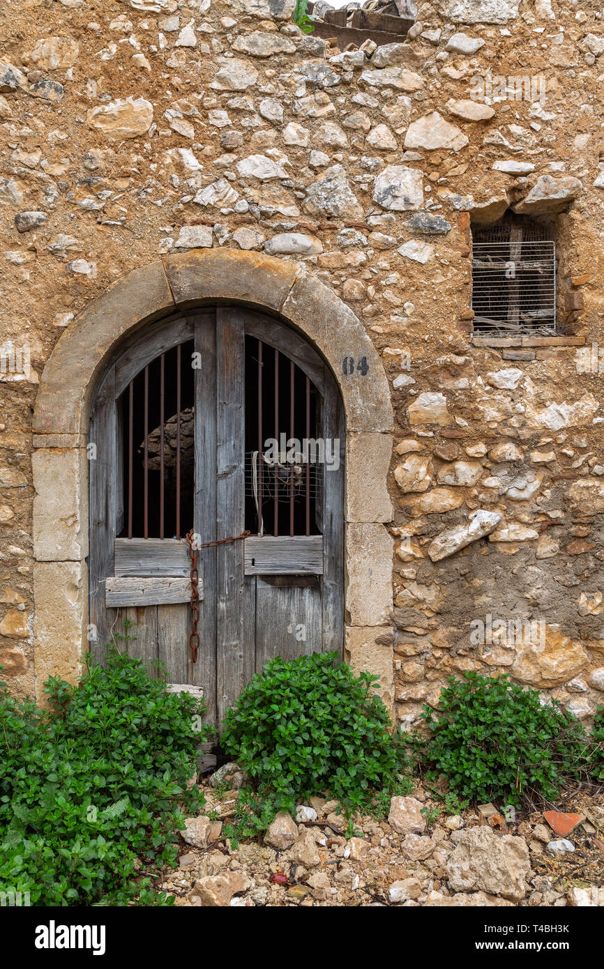 Cantina porta dell'edificio abbandonato, Abruzzo Foto Stock