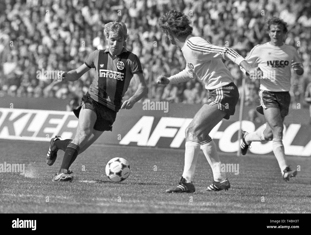La scena della partita Eintracht Frankfurt rispetto a FC Bayern Monaco di Baviera il 17 di Aprile di 1982 in Frankfurt am Main. Il giocatore a sinistra del Eintracht Norbert Nachtweih. Eintracht Francoforte ha vinto 4:3. | Utilizzo di tutto il mondo Foto Stock