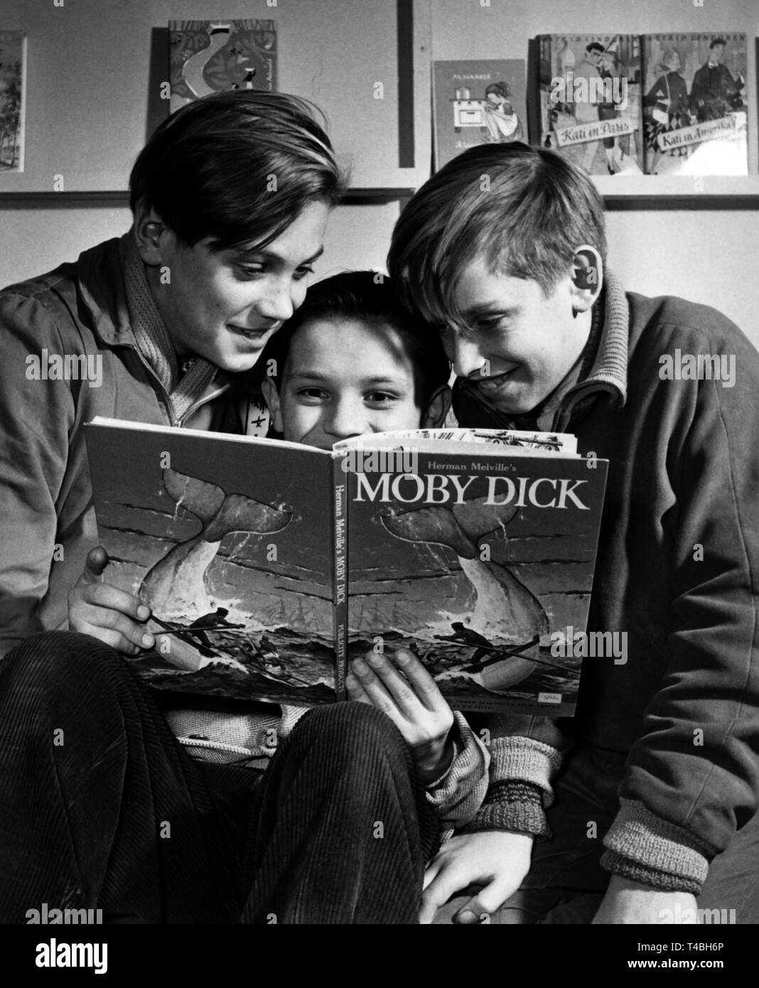 Questi tre book worm sono tra i quasi 800 bambini e adolescenti che ogni giorno visita il settimo International Book Exhibition 1957 a Berlino. | Utilizzo di tutto il mondo Foto Stock