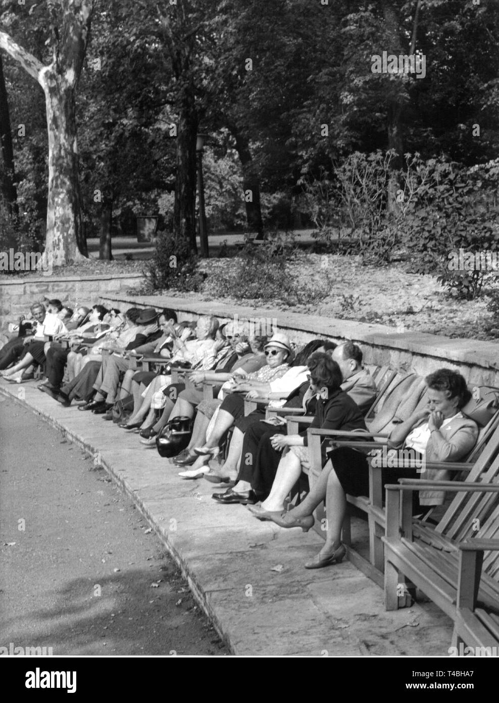 Vactioners prendere un periodo di riposo a Clara Zetkin park a Lipsia, DDR, 12 ottobre 1964. | Utilizzo di tutto il mondo Foto Stock