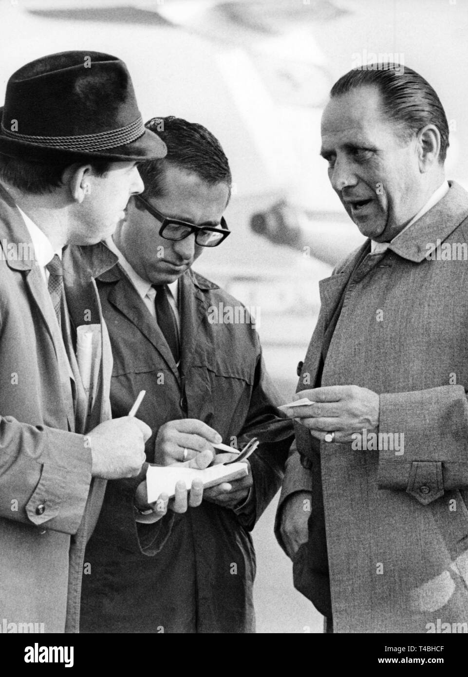 Il dott. Max Danz (r), presidente dell'Atletica tedesca Association (DLV), parlando di due giornalisti all'aeroporto di Francoforte dopo il suo ritorno da Mexiko il 19.10.1965. | Utilizzo di tutto il mondo Foto Stock