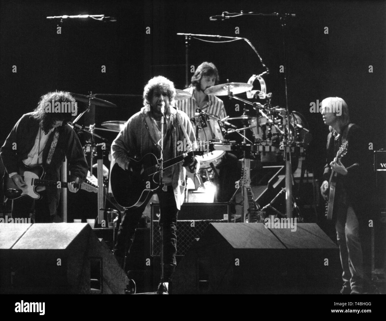 Bob Dylan (M) e Tom Petty (r) con la loro band a tutto rock a Berlino presso la Libera gioventù tedesca concerto (17.09.1987). | Utilizzo di tutto il mondo Foto Stock