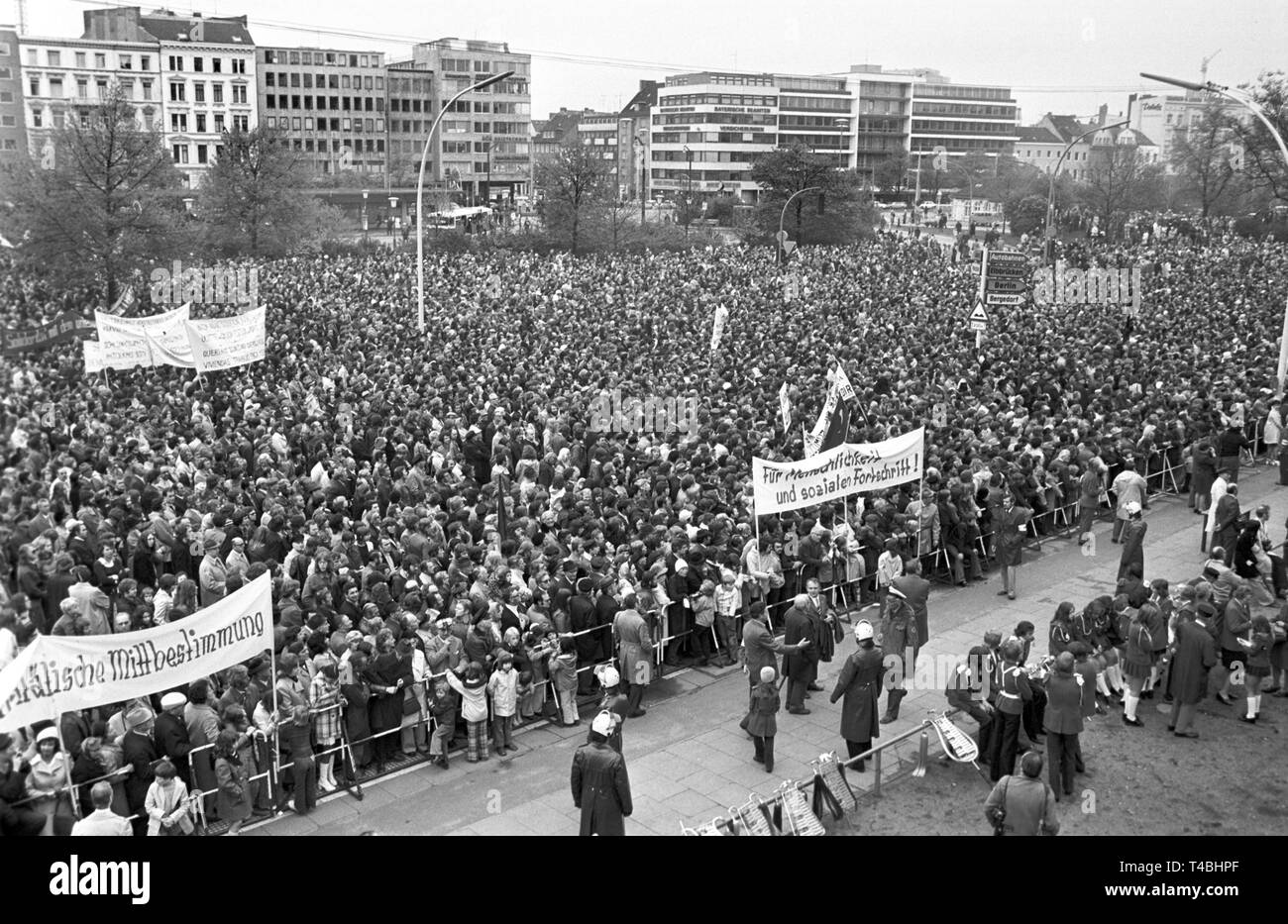 1. Mai-Kundgebung in der Hansestadt Hamburg am 01.05.1974. Foto: Werner Baum dpa | Utilizzo di tutto il mondo Foto Stock