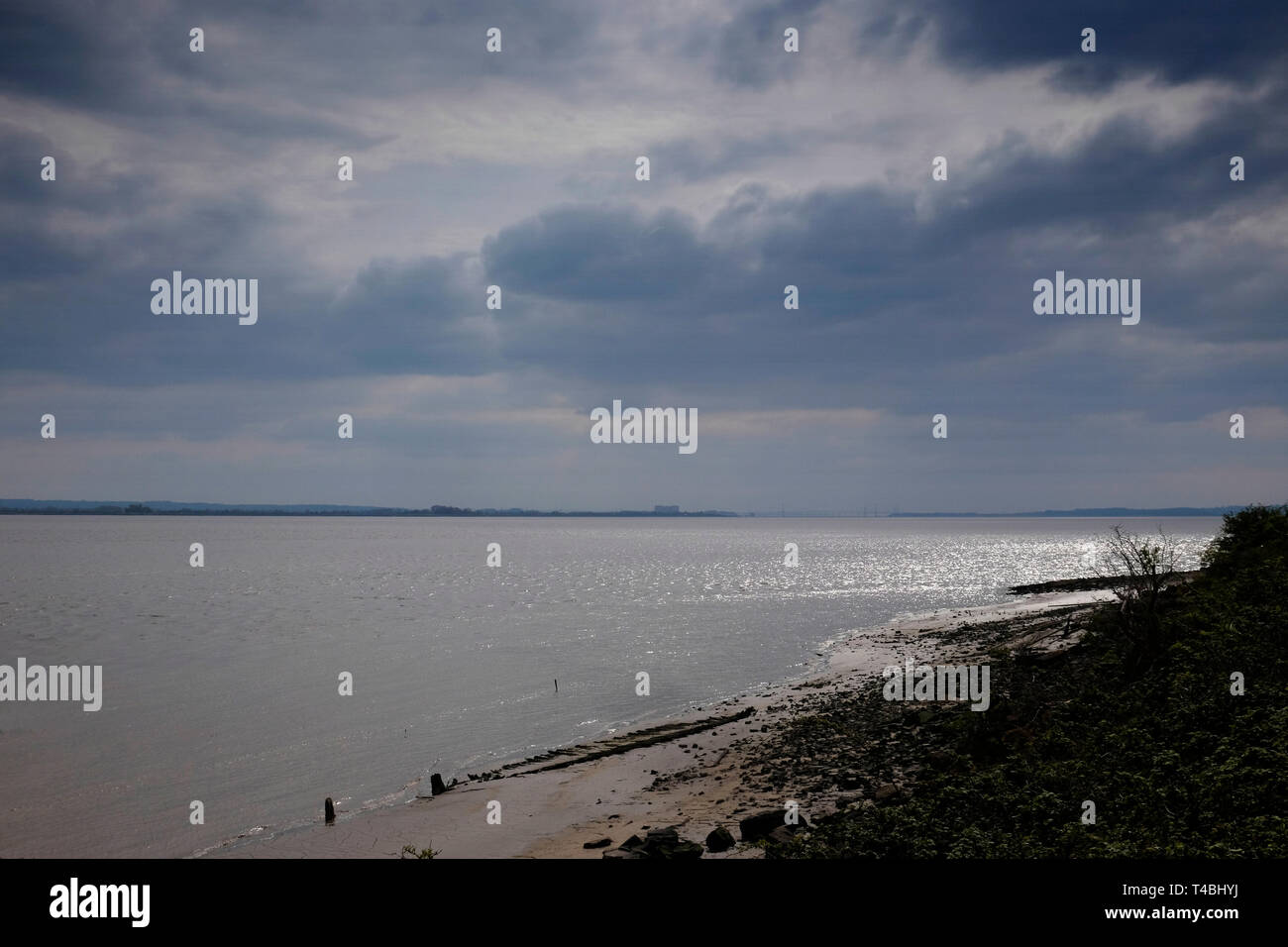 Severn Estuary da Lydney, guardando a sud verso il Berkeley centrale nucleare e la Severn Bridge Foto Stock