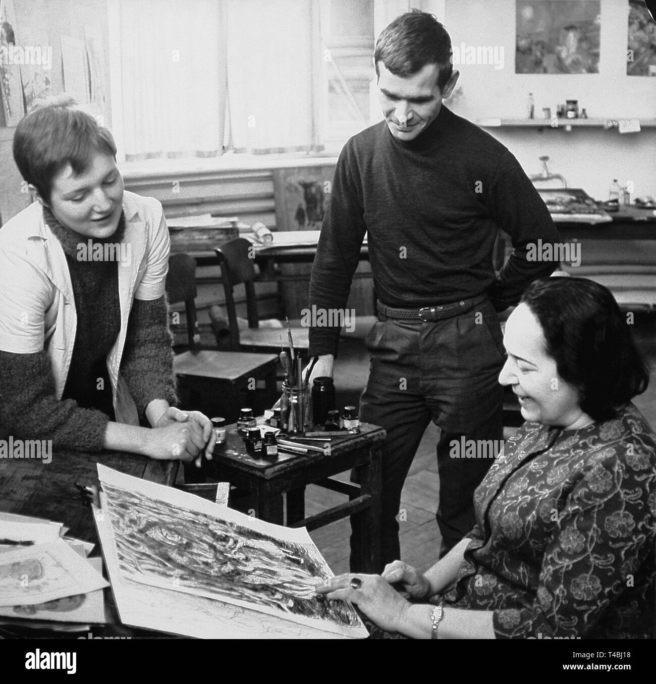 Pittore tedesco e artista grafico Lea Grundig (R) i colloqui con i suoi studenti Baerbel Latzel (L) e Peter Schmidt (R) a Dresda, DDR, 14 marzo 1956. | Utilizzo di tutto il mondo Foto Stock