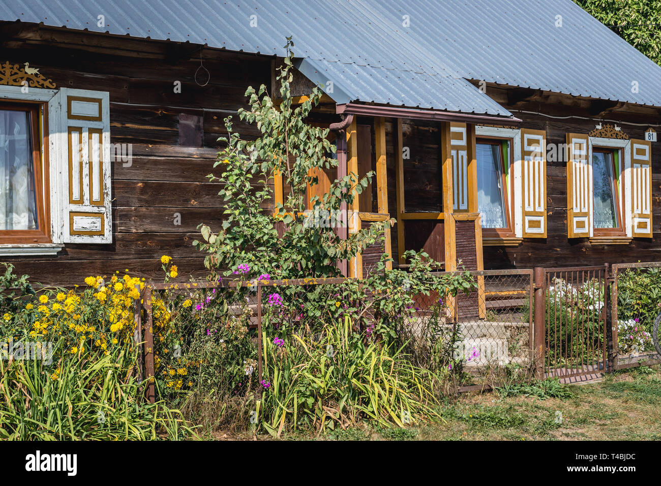 Casa in legno in Soce villaggio sulla cosiddetta Terra di ante aperte del sentiero, famosa per l'architettura tradizionale nel Voivodato Podlaskie, Polonia Foto Stock