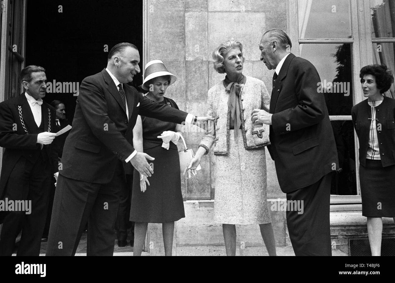 Il cancelliere tedesco Konrad Adenauer (r) e il primo ministro francese Georges Pompidou su 03.07.1962 presso l'Hotel Matignon a Parigi prima di pranzo. Nella metà di sinistra Reimers Ria (figlia di Adenauer) e destra Claude Pompidou. | Utilizzo di tutto il mondo Foto Stock