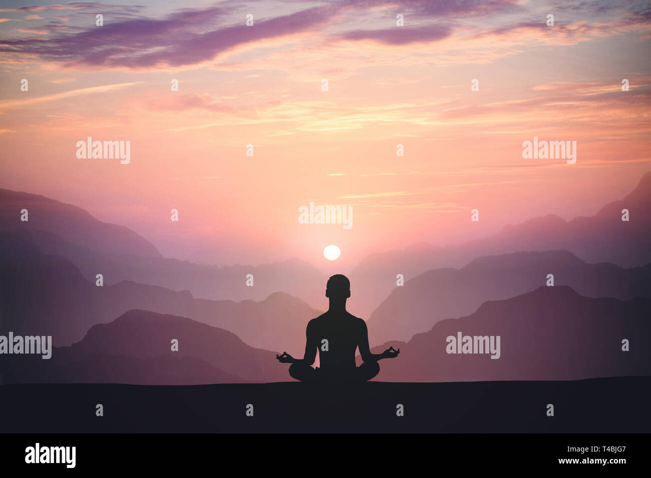 L'uomo le pratiche yoga e medita sulla montagna e al tramonto Foto Stock