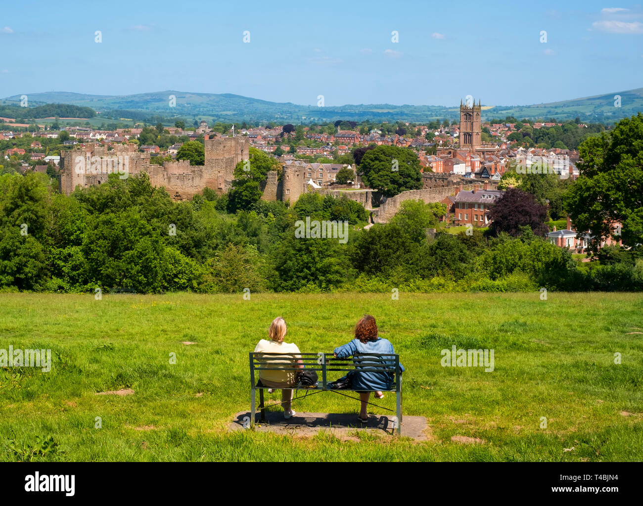 Per coloro che godono della vista di Ludlow dal Comune Whitcliffe, Shropshire, Inghilterra, Regno Unito Foto Stock