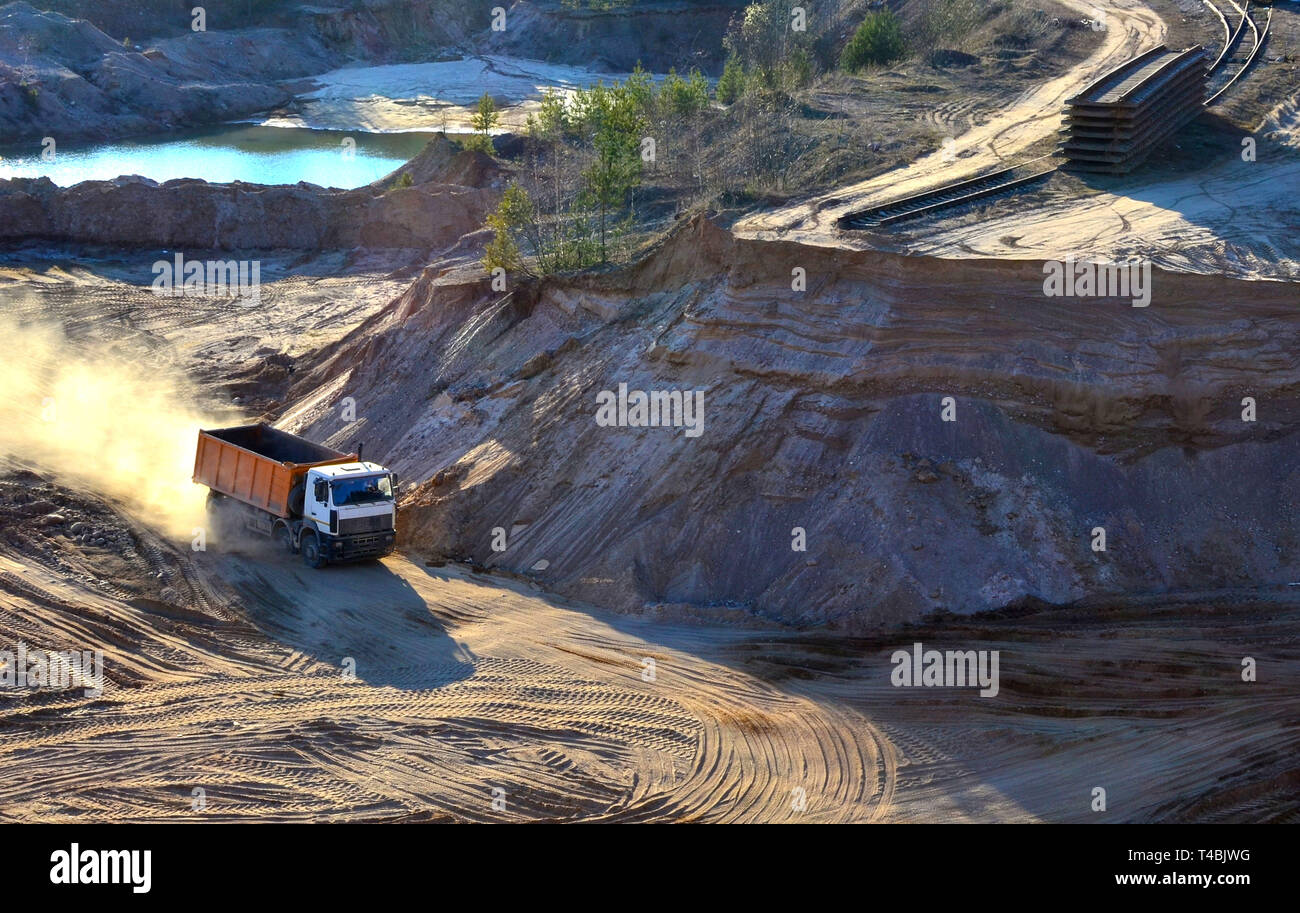 Mining autocarro con cassone ribaltabile trasporta la sabbia e altri minerali della cava. Foto Stock
