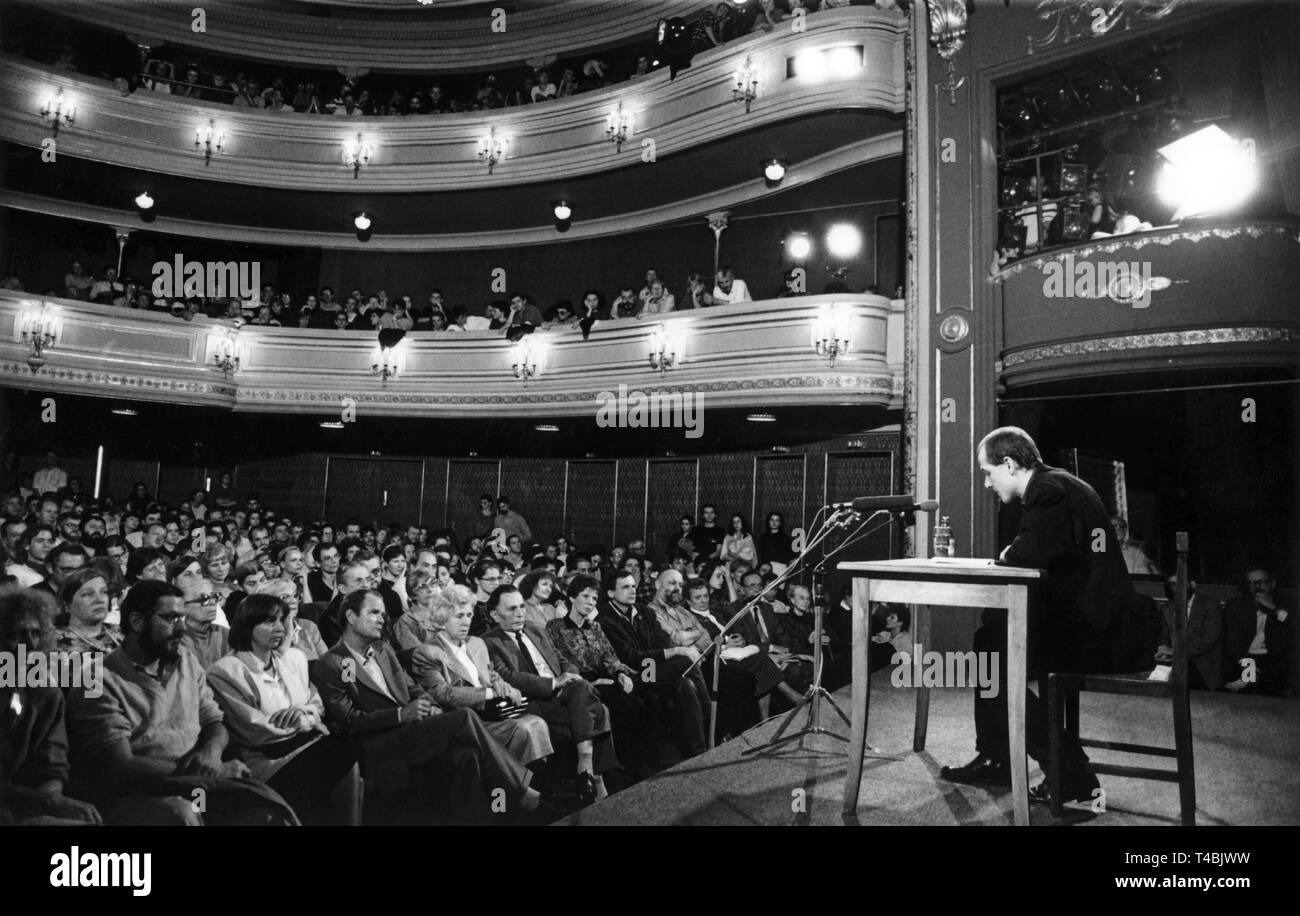 Der Schauspieler Ulrich Mühe (r) liest am 29.10.1989 im Deutschen Theater in Berlin aus der Autobiografie 'Schwierigkeiten mit der Wahrheit" von Walter Janka (Erste Reihe, 6.v.l.). Janka guerra in den 1950er Jahren Direktor des Aufbau-Verlages in der DDR und wurde später in einem Schauprozess zu einer mehrjährigen Haftstrafe verurteilt. Nach circuizione vorzeitigen Entlassung 1960 wurde er rehabilitiert. Janka starb 1994 a Kleinmachnow bei Berlin. | Utilizzo di tutto il mondo Foto Stock