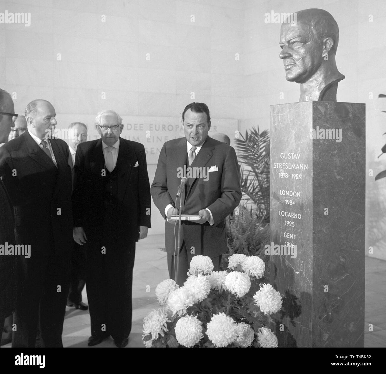 Ambasciatore americano George C. McGhee (r) dà un discorso in occasione della commemorazione del ministro degli affari esteri della Repubblica di Weimar Gustav Stresemann il 13 di novembre nel 1963. | Utilizzo di tutto il mondo Foto Stock